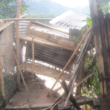 ...[-]một[-]số[-]hộ[-]dân[-]đã[-]bị[-]đồ[-]đạc,[-]đồ[-]dùng[-]cũng[-]như[-]diện[-]tích[-]đất[-]vườn[-]đã[-]trôi[-]theo[-]sông[-]Lam...